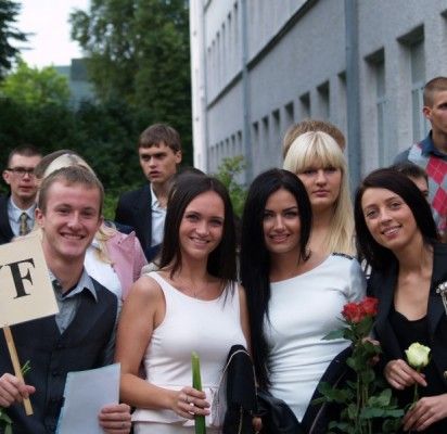 Pernai rugsėjį skambėjęs pirmasis skambutis ketvirtokams gimnazistams buvo paskutinis: po brendos egzaminų sesijos jie užvėrė gimnazijos duris...