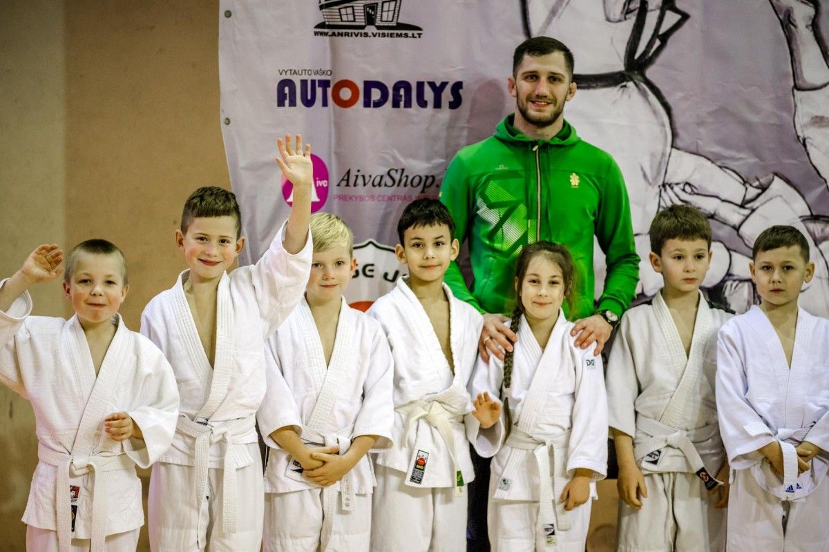 – Iš kairės: Aleksandras Lukaitis, Arėjus Milkintis, Benas Bumbulis, Leonardas Farah, Gabrielė Vabuolaitė, Ignas Martišius (Kretingos dziudo klubo „Ardonas“ sportininkas) ir Kajus Steponkus.