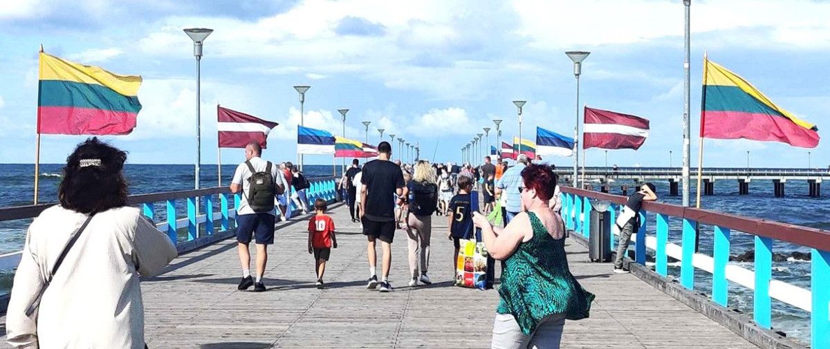 Minint Baltijos kelio 35-metį - vėliavomis padabintas tiltas ir nemokami kino seansai