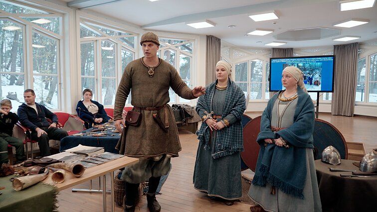 Palangos kurorto muziejuje rekonstruktoriai gaivino kuršių genties istorinę atmintį / LRT PLIUS laidos „Kultūros diena“ stop kadras
