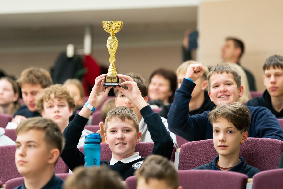 7-oji matematikos olimpiada Klaipėdos universiteto taurei laimėti subūrė rekordinį jaunųjų talentų skaičių - palangiškis septintokas A. Žukauskas iškovojo antrąją vietą