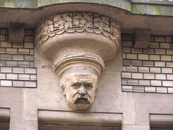 Taip architektas Slavomiras Odživolskis įsiamžino viename jo projektuotų Krokuvos pastatų fasadų. Interneto nuotr.