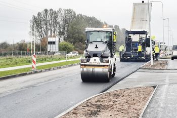 Tiekėjų gatvėje dedamas paskutinis asfalto sluoksnis.