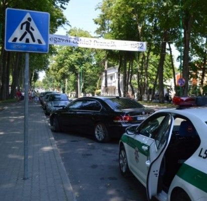 Automobilio „BMW“ savininko parkavimo ypatumai.