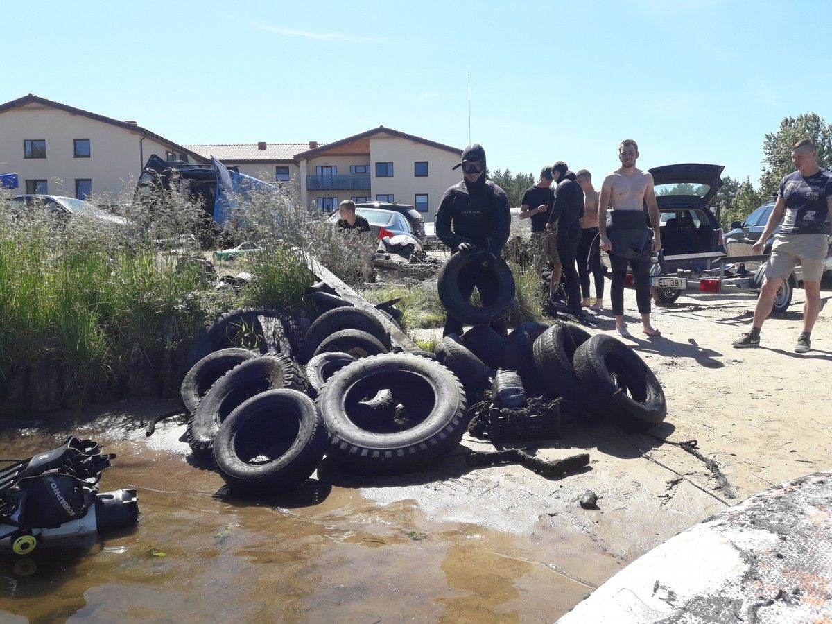 Kol vieni ieškojo paparčio žiedo sausumoje, kiti nėrė į Šventosios uosto gelmes