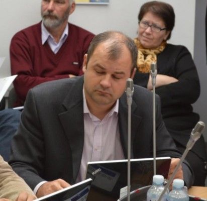 Tarybos narys D. Paluckas neapdairiai balsavo už sutarties su Būsto energijos taupymo agentūra pasirašymą, pagal kurią būtų renovuojami ir daugiabučiai namai, administruojami nuo šios savaitės pradžios jo paties vadovaujamo UAB „Palangos butų ūkio“.
