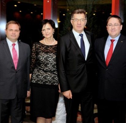 Palangos meras Šarūnas Vaitkus ir Savivaldybės tarybos narys Mindaugas Skritulskas praėjusį penktadienį apsilankė Vilniuje ir pasveikino Premjerą Algirdą Butkevičių jubiliejinio, 55-ojo gimtadienio proga.