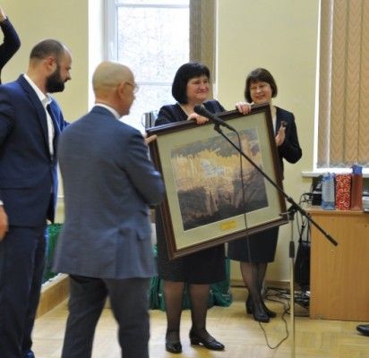 Antanas Vinkus Lietuvos Nepriklausomybės atkūrimo dienos proga mokyklą apdovanojo premjero Algirdo Butkevičiaus dovana.