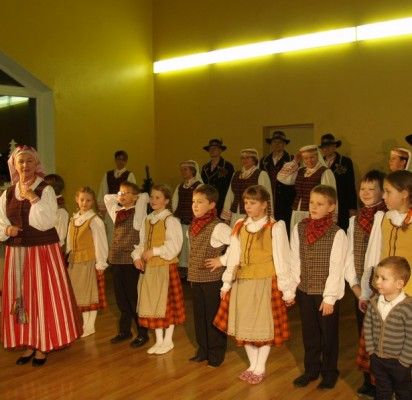 Jaunieji liaudies šokių šokėjai tėveliams dovanojo atvirą pamoką