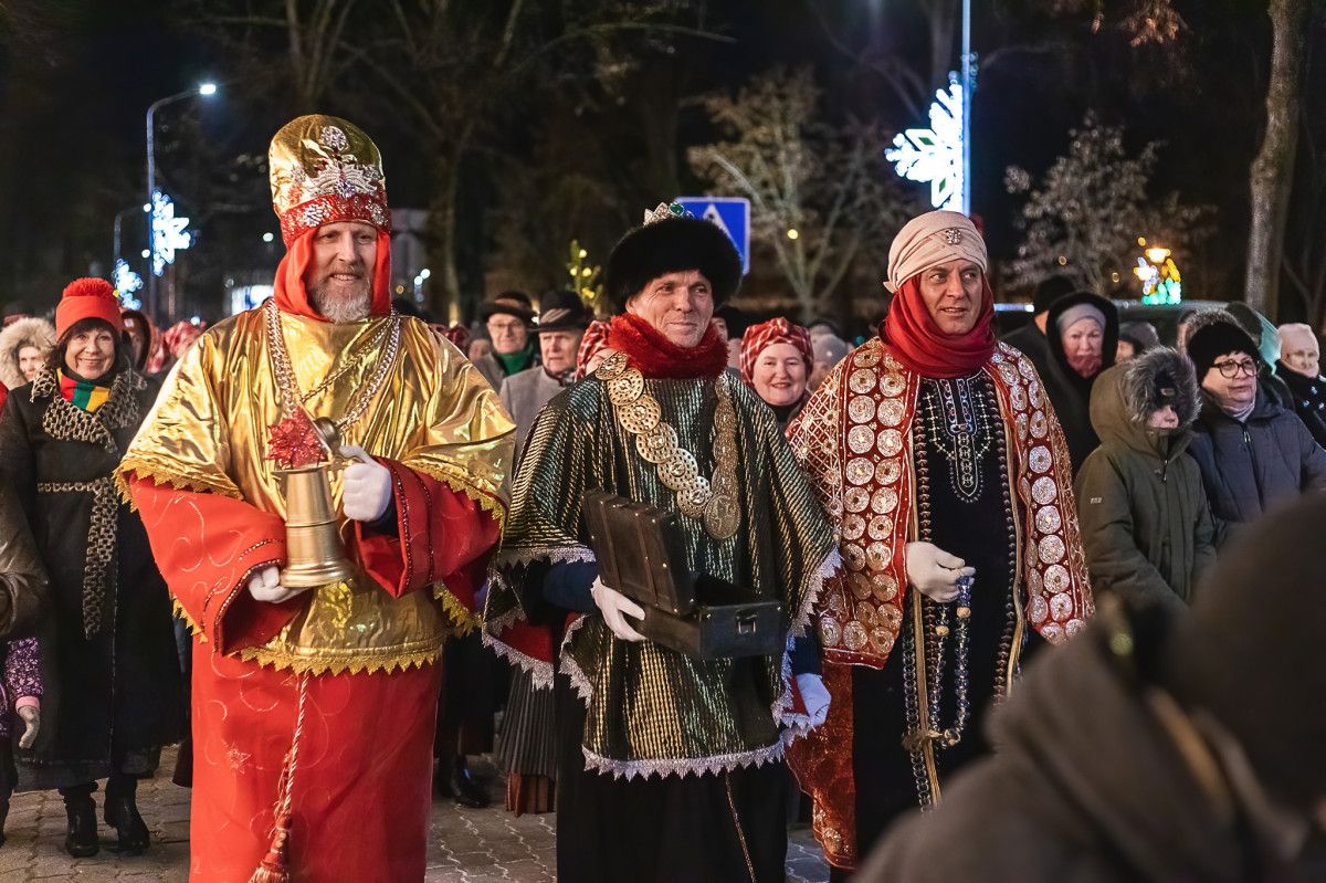 TRYS KARALIAI APLANKYS PALANGOS MIESTĄ