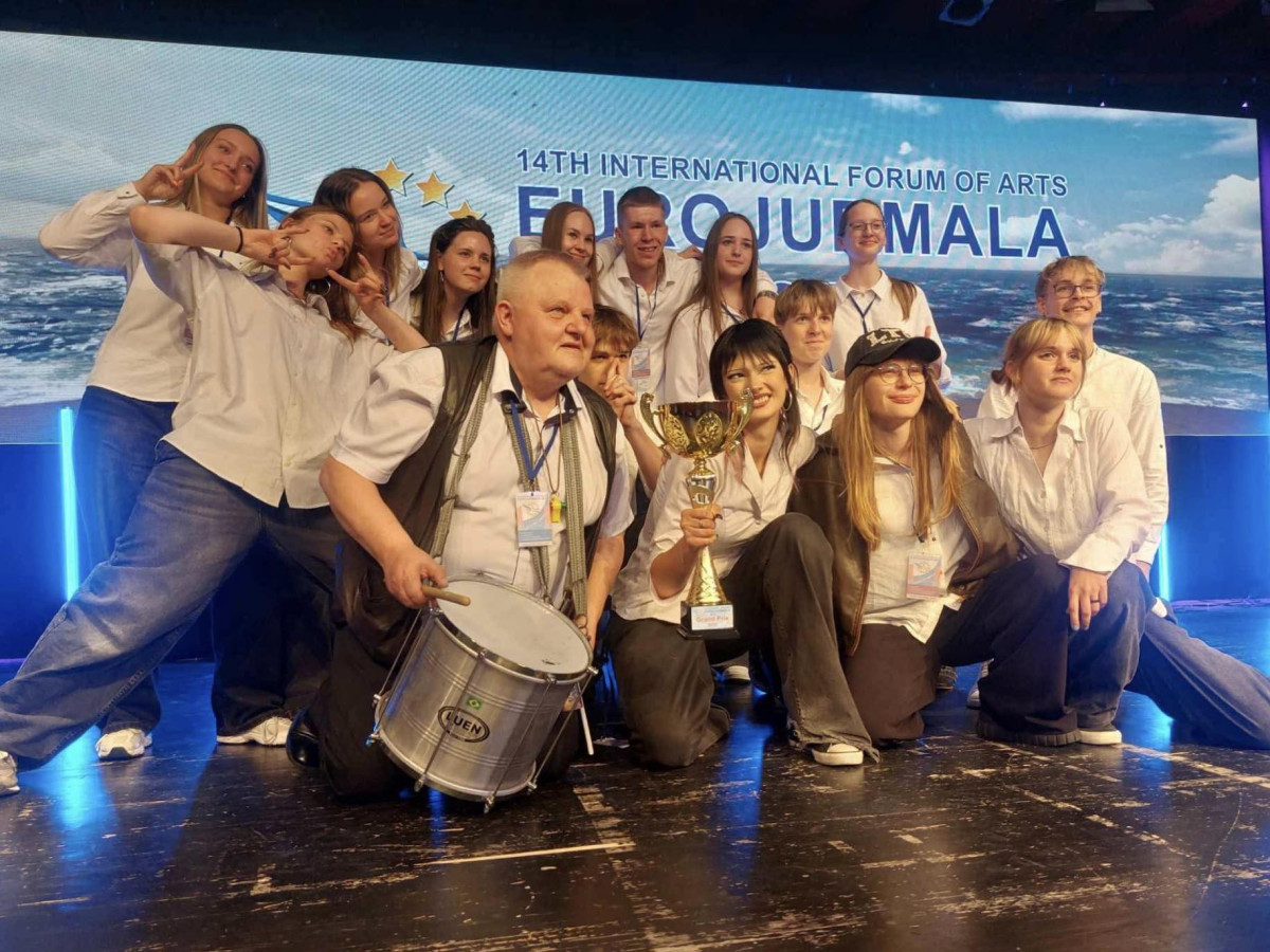 Augustino Užkurato suburtas Palangos senosios gimnazijos braziliškų būgnų orkestras. Asmeninio albumo nuotrauka
