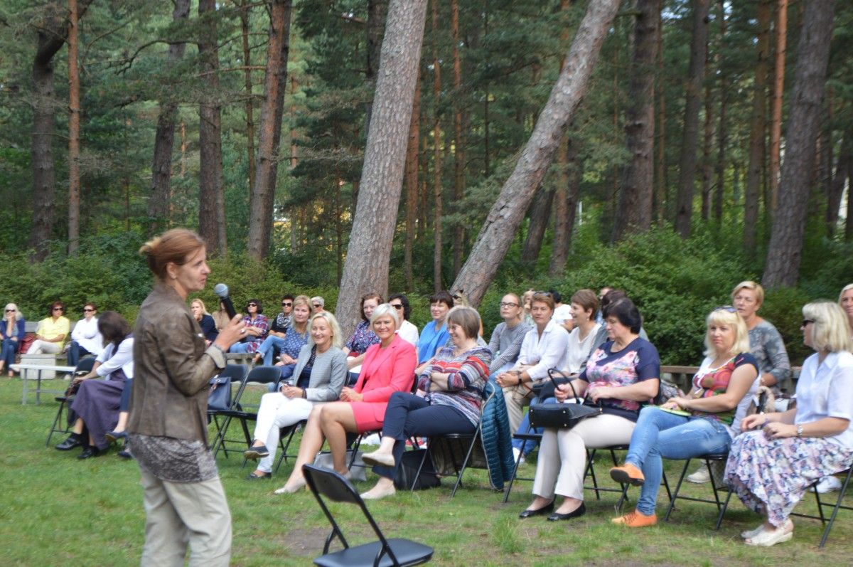 VšĮ „Šiuolaikinių didaktikų centras“ direktorė Daiva Penkauskienė kalbėjo apie kritinio mąstymo ir kūrybiškumo sąsajas.