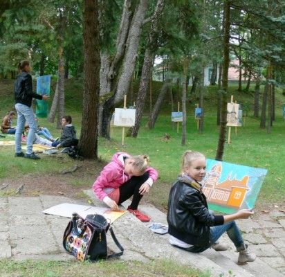 Prie vilos „Anapilis“ vyko Palangos S. Vainiūno meno mokyklos jaunųjų dailininkų rudens pleneras ir darbų paroda.