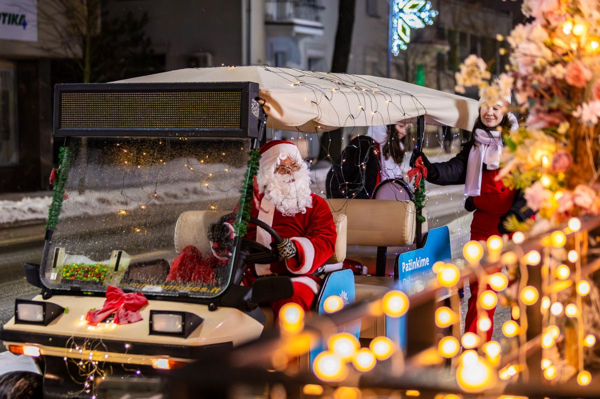 KURHAUZO GYVENTOJAI PALANGOJE SKLEIDŽIA KALĖDŲ MAGIJĄ