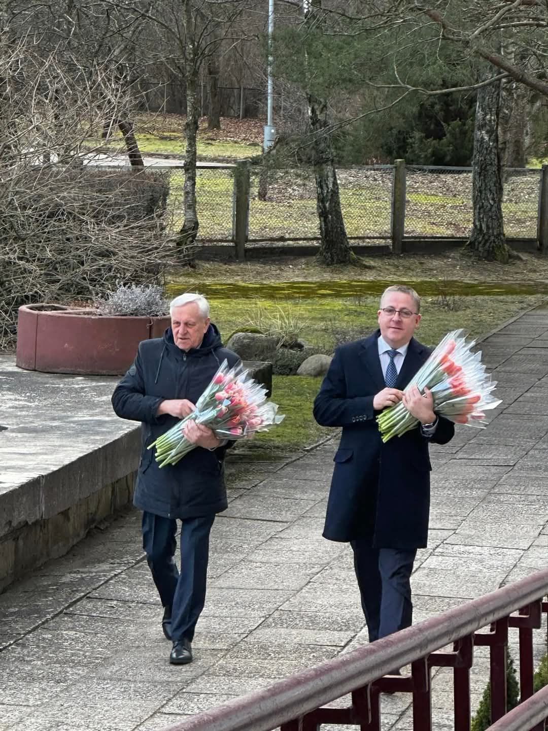 Palangoje Kovo 8-ąją moterys sulaukė tulpių ir sveikinimų iš mero ir vicemero rankų