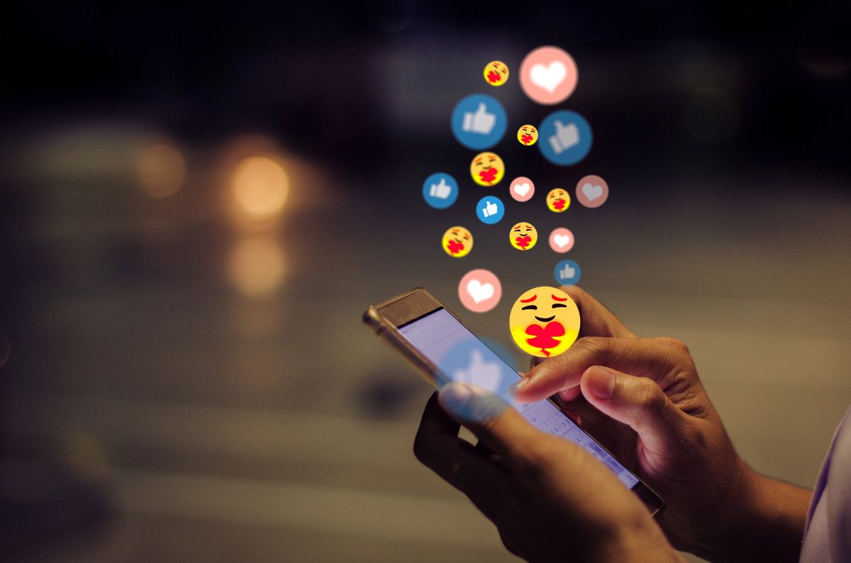 Neatsargiai panaudotas pakelto nykščio emociukas turėjo rimtų pasekmių: ar emociukai internete teisiškai įpareigos?