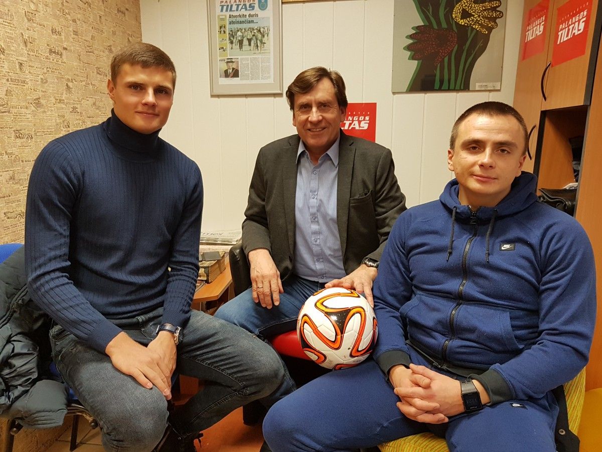 Iš kairės: Karolis Laukžemis, Palangos sporto centro futbolo treneris Arūnas Macius ir Mantas Perepliotovas