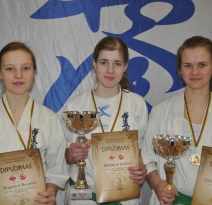 Lietuvos jaunių 16-18 m. karate kyokušin čempionate A. Mažulytė ir E. Jokubauskaitė iškovojo auksą, o B. Bugenytė – sidabrą.