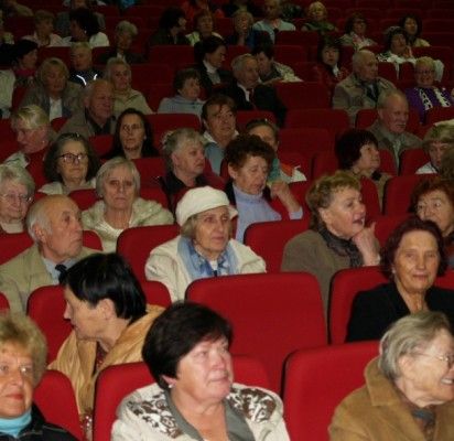 Vakar trims šimtams Palangos senjorų buvo džiaugsminga diena – iškilmingai atidarytas Palangos trečiojo amžiaus universitetas (TAU) ir paskelbta du metus truksiančių studijų pradžia.