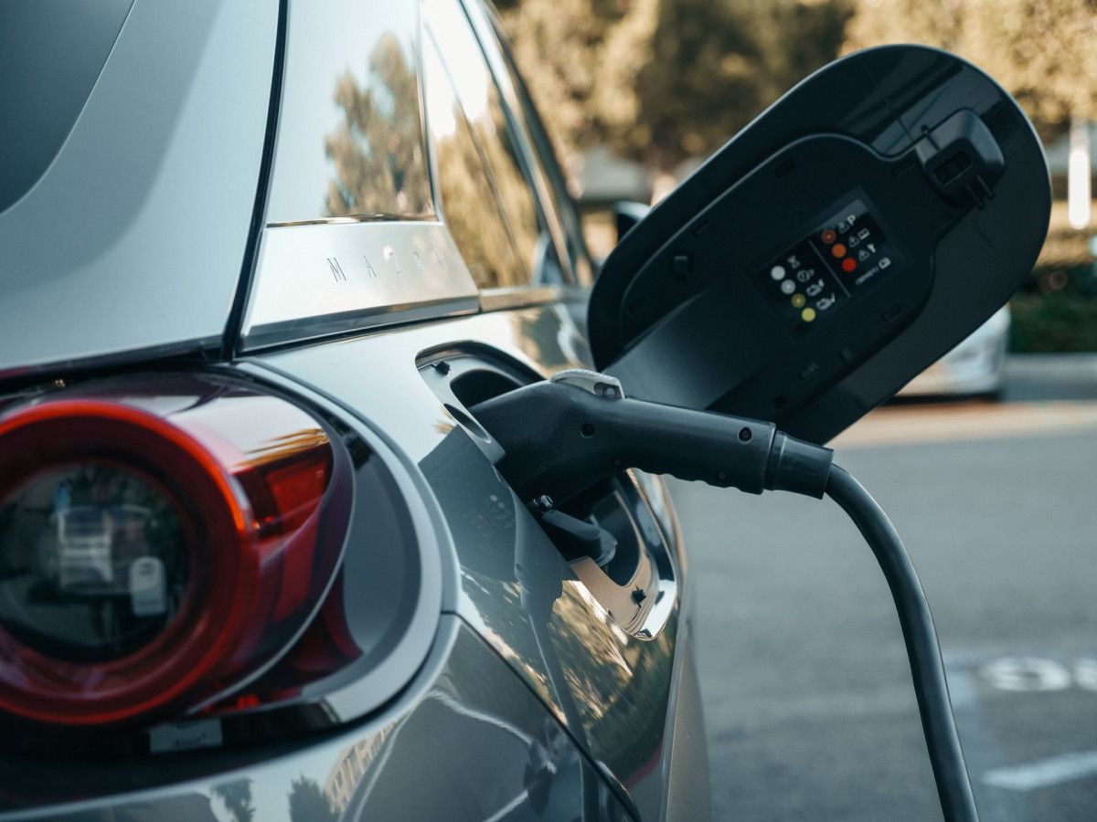 Nepaisant aukštų elektros kainų, elektromobilio įsigijimas – pusės lietuvių planuose