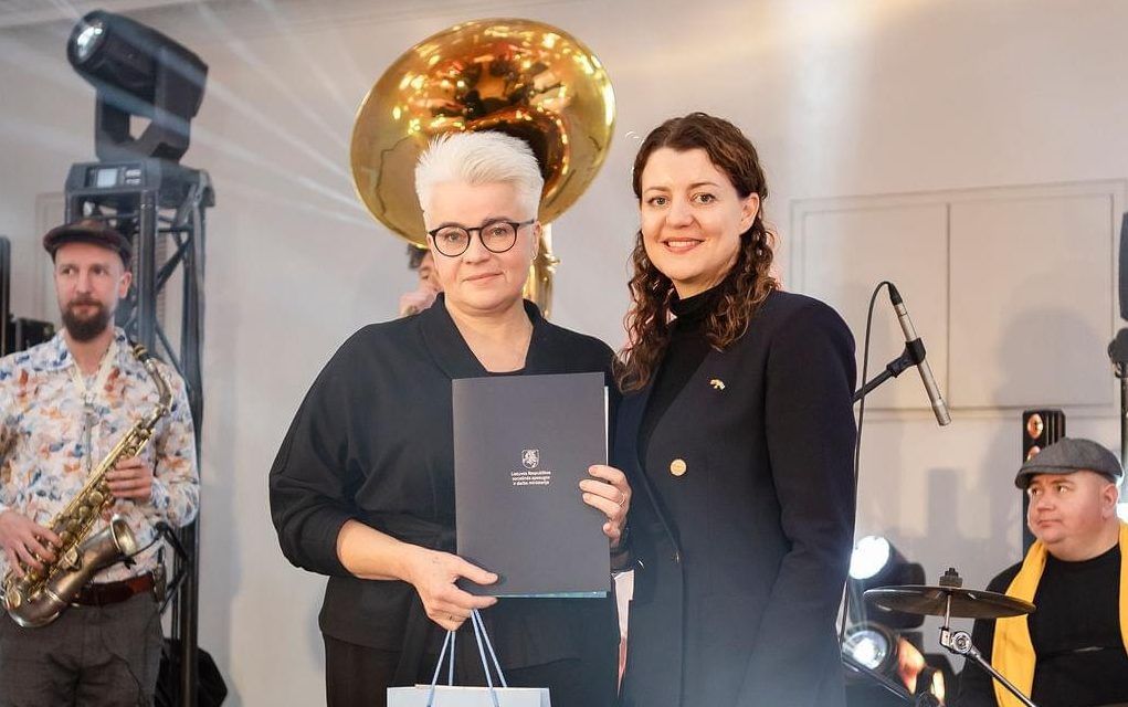 D. Dekontaitė (kairėje) gavo apdovanojimą iš buvusios Socialinės apsaugos ir darbo ministrės Monikos Navickienės rankų