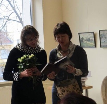Savo pirmąjį romaną pristačiusiai Andželikai Bubelytei (kairėje) gėlių ir dovanų įteikė Palangos viešosios bibliotekos Informacijos skyriaus vedėja Miglė Jonaitienė.