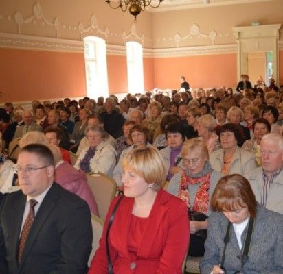 Smalsūs Palangos senjorai sėdės mokykliniuose suoluose