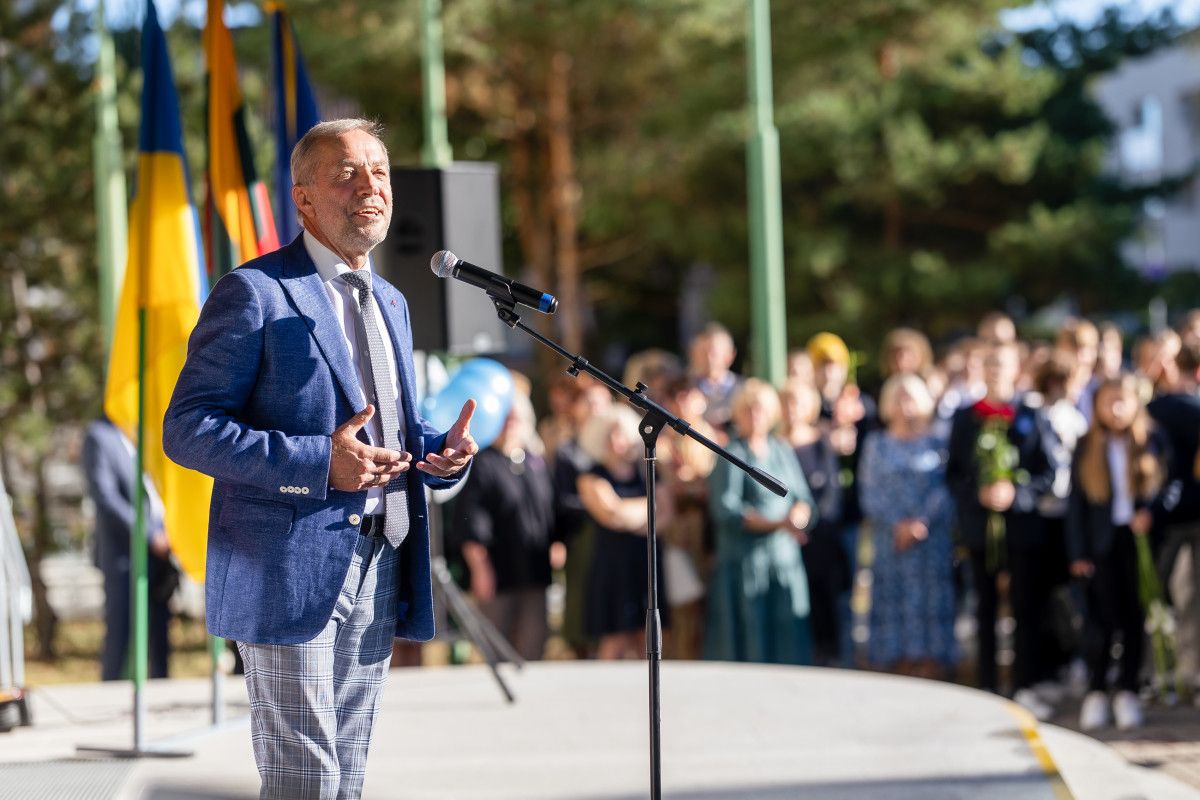 Palangos senąją gimnaziją paliekantis jos ilgametis direktorius Leonas Šidlauskas: „Esu laimingas, galėjęs prasmingai prisidėti prie Palangos ir Lietuvos mokyklos kūrimo”