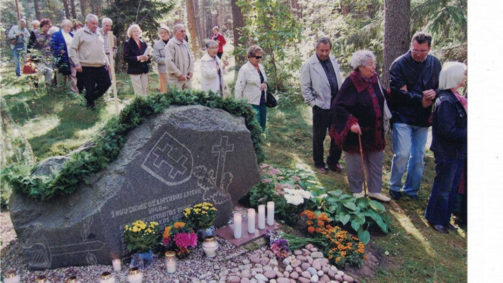 Palangos tremtiniai prie buvusio partizanų bunkerio Žibininkų kaime.