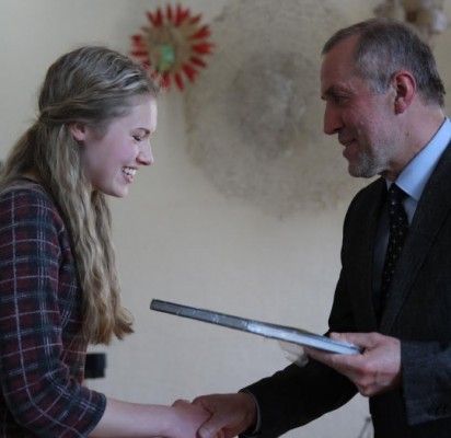 P. Skrabytei Padėkos šventėje diplomą ir prizą įteikė Palangos senosios gimnazijos direktorius L. Šidlauskas.