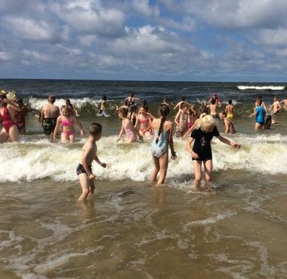 Palangoje per pusę tūkstančio vaikų pirmą kartą pasisveikino su jūra