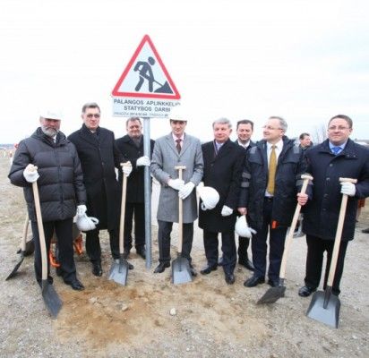 (iš kairės): Kretingos rajono savivaldybės meras J. Mažeika, premjeras A. Butkevičius, UAB „Šiaulių plentas“ generalinis direktorius J. Aleksa, UAB „Palangos aplinkkelis“ direktorius V. Sapožnikovas, susisiekimo ministras R. Sinkevičius, AB „Kauno tiltai“