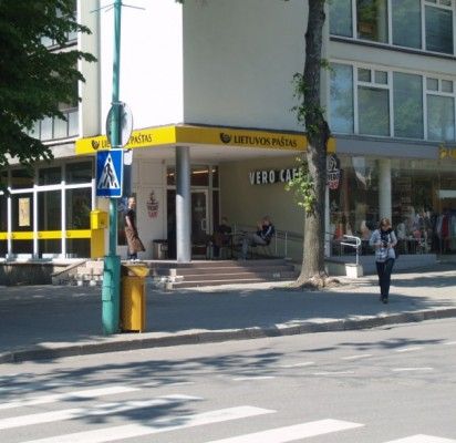 Atsitrenkęs į kelio ženklą, pareigūno vairuojamas automobilis kliudė šaligatviu ėjusį vyriškį.
