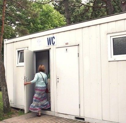 E. Kazlaučiūnaitės nuotr.: Poilsiautoją iš konteinerinio tualeto Palangoje ugniagesiai gelbėtojai iškrapštė tik per nedidelį langelį.
