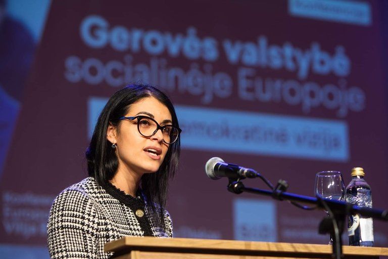 Tarybos opozicionierė Svetlana Grigorian: „Tarybos posėdžius reikia transliuoti per Facebook ir ZOOM!“ Tarybos pirmininkas Šarūnas Vaitkus atkerta: „Gal ir per Instagram ar rusų Yandex?“