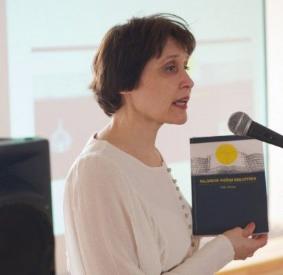 A. Banevičienės rankose – leidinys, skirtas Palangos bibliotekos istorijai.