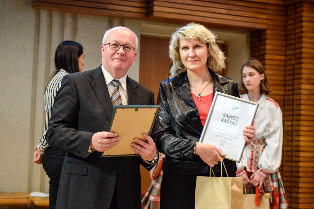 Pagerbta Palangos pedagogė Rima Šalkauskienė su VKIF projektų fondo vadovu Rimantu Martinėliu.