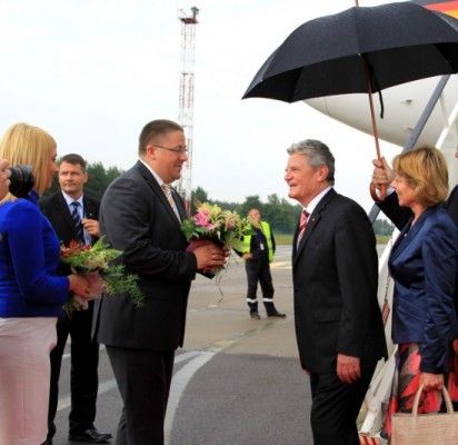 Lietuvoje su valstybiniu vizitu lankęsis Vokietijos prezidentas Joachimas Gauckas, šeštadienį kartu su Lietuvos prezidente Dalia Grybauskaite apsilankė Palangoje. Juos pasitiko Palangos miesto meras Šarūnas Vaitkus su žmona Vilma.