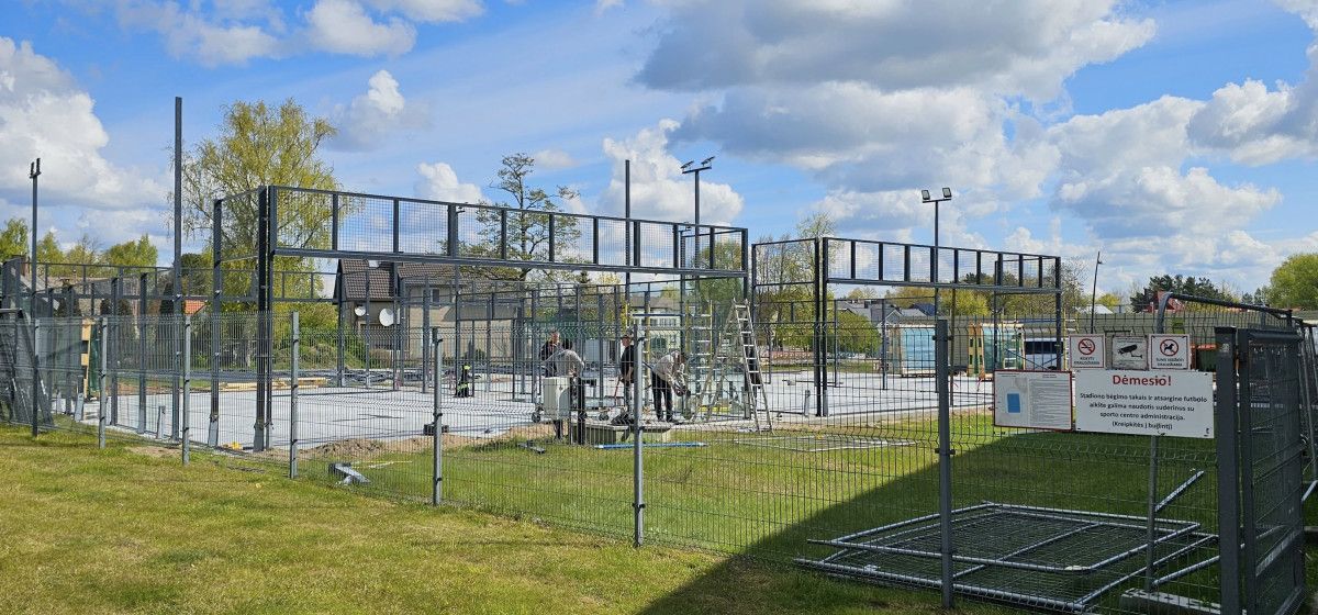 Palangoje statomas naujas sporto aikštynas –bus trys padelio ir dvi piklbolo aikštelės (FOTO GALERIJA)