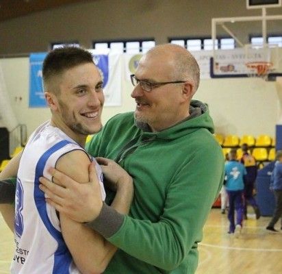 „Palanga“ direktorius Arūnas Vaitulionis su Eriku Kubiliumi Palangos sporto arenoje.Nuotraukos iš klubo „Palanga“ paskyros socialiniame tinklapyje „Facebook“;