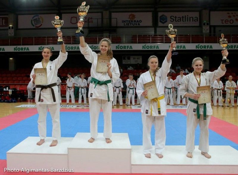 Akvilė Laučytė antra iš dešnės