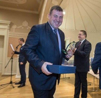 Prieš Kalėdas miesto meras ir TS-LKD Palangos skyriaus pirmininkas Ša rūnas Vaitkus visiems SMS žinute išplatino džiugią žinią: Saulius Simė tapo Palangos TS-LKD frakcijos ir partijos skyriaus nariu.