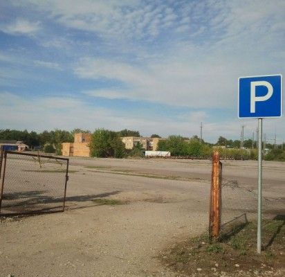 Klaipėdos plente esanti apleista aikštelė vairuotojų nevilioja.