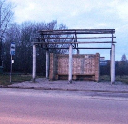 Kas pasirūpins autobusų stotelės stogu?