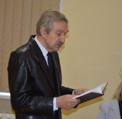 Poetas Jonas Brazdžionis pristatydamas naujausią savo knygą, keletą eilių paskaitė, jam padėjo lietuvių kalbos mokytoja Rima Šalkauskienė.