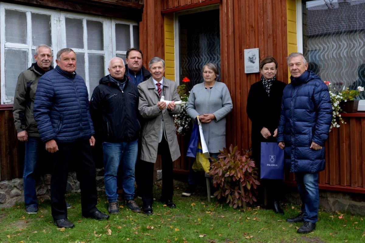 Renginio dalyviai ("Vakarų ekspreso" nuotr.) Nuotraukoje iš kairės į dešinę: V. Ramonas, D. Bliūdžiuvienė, S. Vinciūnienė, R. Liaudanskas (su Klaipėdos aukštaskraidžiu rankose), R. Naruševičius, R. Rutkauskas, Č. Vėbra ir E. Okuličius
