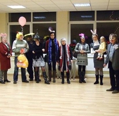 Penktadienio vakarą į jaukią Palangos miesto bibliotekos salę rinkosi tie, kurie žino ir myli „Mostas“ dailininkus bei jų darbus.