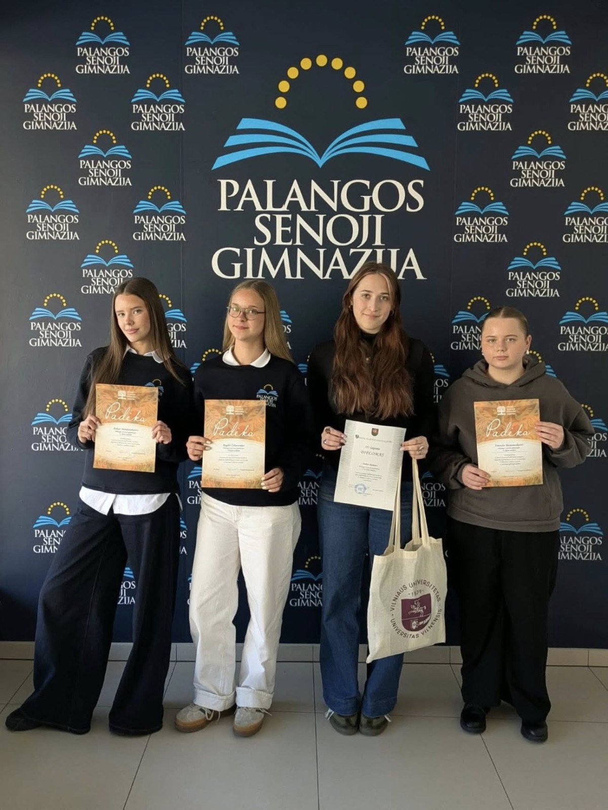 Prienuose Palangos senosios gimnazijos mokinės neliko be apdovanojimų