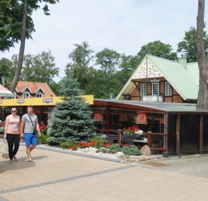 Į Kultūros vertybių registrą įtraukti pastatai taip aplipdyti įvairiausiomis pavėsinėmis bei verandomis, kad galima įmatyti tik paveldo objektų stogus.