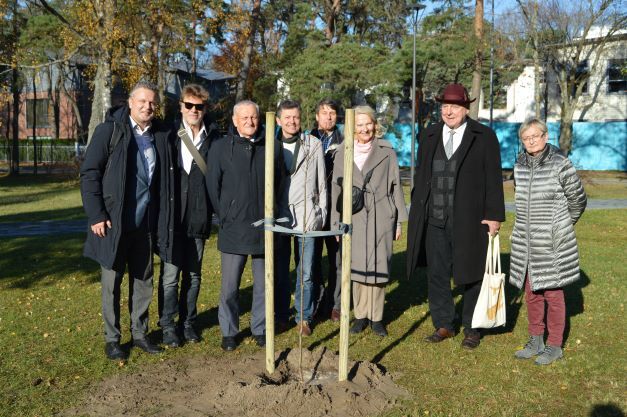 Antano Mončio skvere pasodintas menininko atminimui skirtas ąžuoliukas